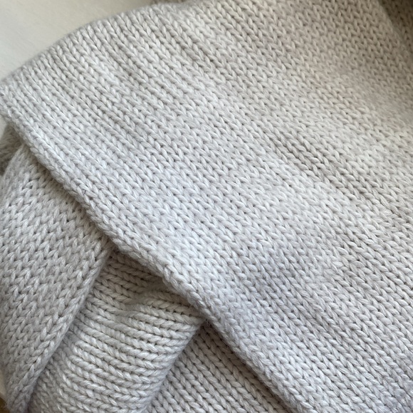 Seek the Label. Size small. Off the shoulder sweater - Picture 5 of 5